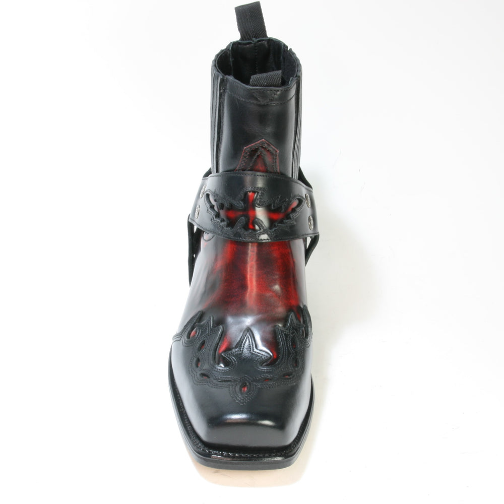 Detailaufnahme des glänzenden Rindsleders und des abnehmbaren Riemens der Sendra 7811