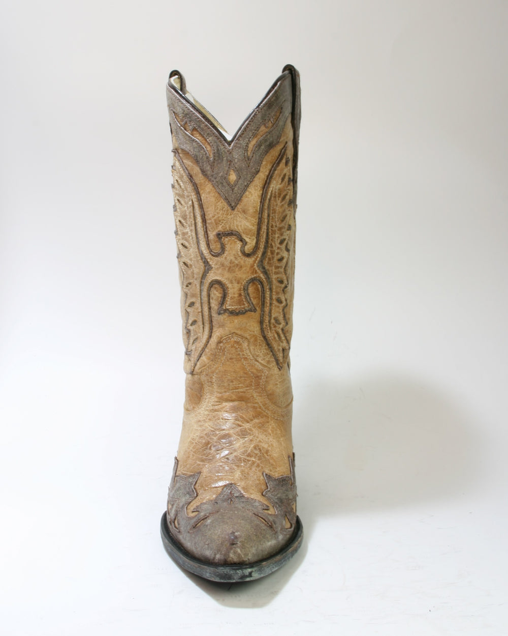 Frontansicht der beigen Westernstiefel mit klassischer Spitze