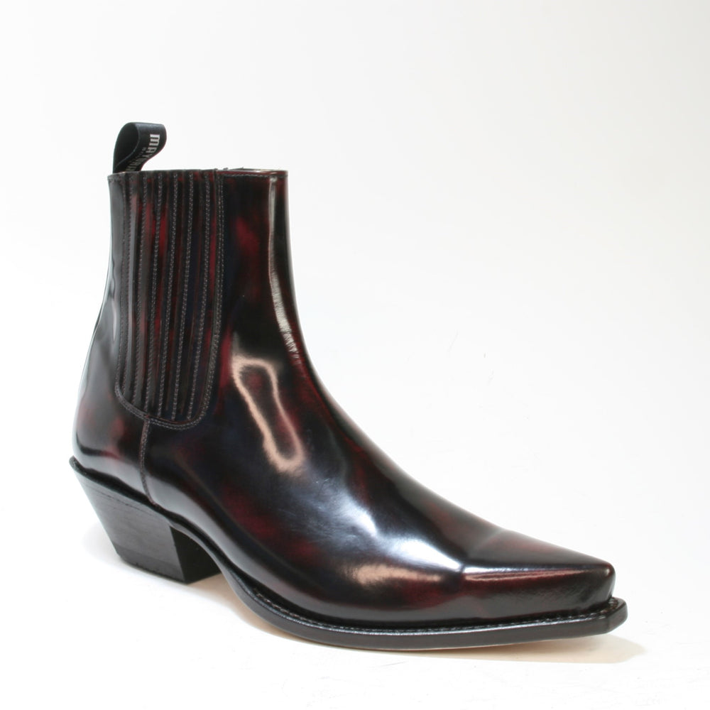 Mayura Stiefelette 2546 Flor. Burdeos aus bordeauxrotem Glattleder, Schräg von vorne