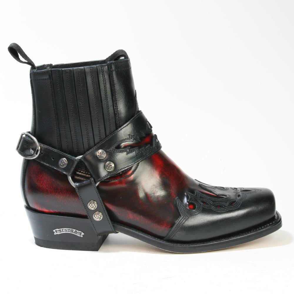 Seitenansicht der Sendra 7811 Bikerboots mit abnehmbarem Lederriemen