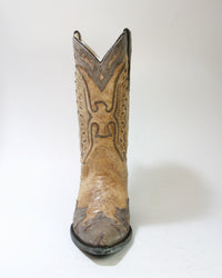 Frontansicht der beigen Westernstiefel mit klassischer Spitze